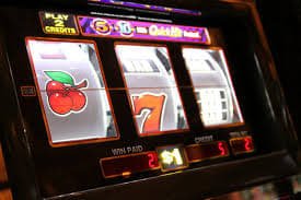 Người chơi Việt Nam trải nghiệm Slot Online và Live Casino trên điện thoại